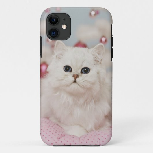 ピンクの枕に坐っているペルシャ Case-Mate iPhoneケース (裏面)