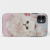 ピンクの枕に坐っているペルシャ Case-Mate iPhoneケース (裏面(横))
