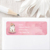 ピンクの枕に座る甘いタンと白い子猫 ラベル (インサイチュ)