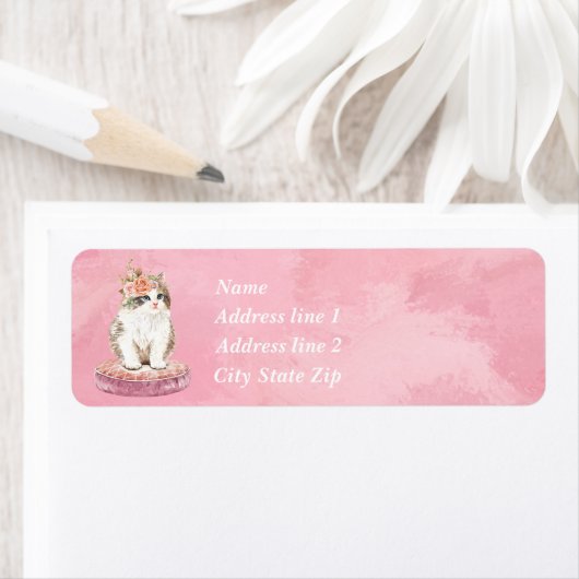 ピンクの枕に座る甘いタンと白い子猫 ラベル (インサイチュ)