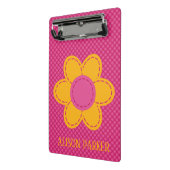 ピンクの格子模様と黄色のステッチされた花 ミニクリップボード (アングル2)