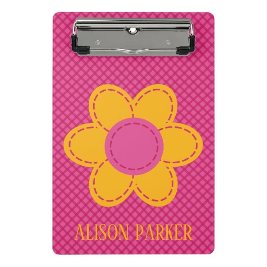 ピンクの格子模様と黄色のステッチされた花 ミニクリップボード (正面)
