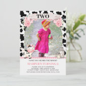 ピンクの格子牛プリントピンクフローラ写真誕生日 招待状 (スタンド正面)