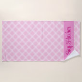 ピンクの格子状ビーチタオルパーソナライズされた文字 ビーチタオル (正面)