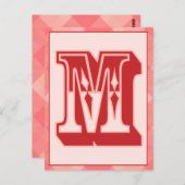 ピンクの格子縞の手紙"M"のタイポグラフィの旗カード ポストカード (正面/裏面)