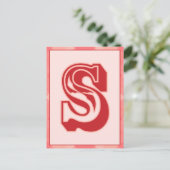 ピンクの格子縞の手紙"S"のタイポグラフィの旗カード ポストカード (スタンド正面)