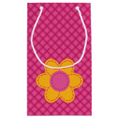 ピンクの格子縫いフローラデザイン誕生日の女の子 スモールペーパーバッグ (裏面)