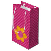 ピンクの格子縫いフローラデザイン誕生日の女の子 スモールペーパーバッグ (裏面アングル)