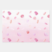 ピンクの桃の花の花びらを飾った美しい花のブライダルシャワー ラッピングペーパーシート (正面3)