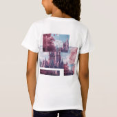 ピンクの桜がデザインされたおとぎ話の城の子供用Tシャツ Tシャツ (裏面)