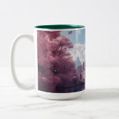 ピンクの桜が描かれたおとぎ話の城のマグカップ ツートーンマグカップ (左)