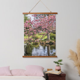 ピンクの桜と池の写真 吊り下げ型タペストリー