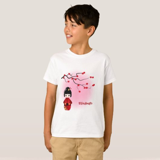ピンクの桜の名前の女の子の日本のなkokeshiの人形 tシャツ (正面フル)