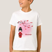 ピンクの桜の名前の女の子の日本のなkokeshiの人形 tシャツ (正面)