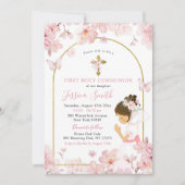 ピンクの桜の少女がひざまずく初めての聖体拝領 招待状 (正面)