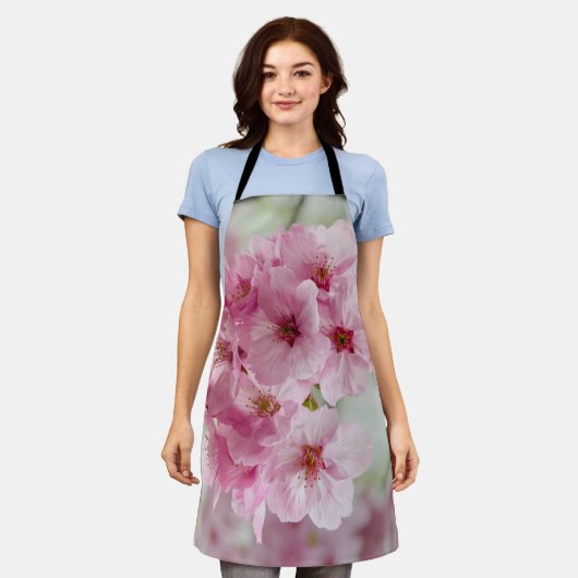 ピンクの桜の花日本のさくらんぼ エプロン (着用した状態)