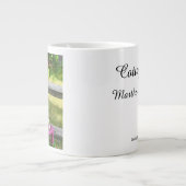 ピンクの椅子と花 – Martha's Vineヤード ジャンボコーヒーマグカップ (正面)