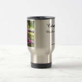 ピンクの椅子と花 – Martha's Vineヤード トラベルマグ (中央)