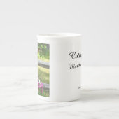 ピンクの椅子と花 – Martha's Vineヤード ボーンチャイナマグカップ (正面)