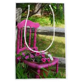 ピンクの椅子と花 – Martha's Vineヤード ミディアムペーパーバッグ