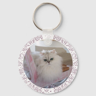 ピンクの椅子に座る白いペルシャ猫 キーホルダー