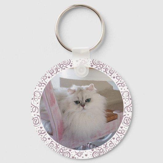ピンクの椅子に座る白いペルシャ猫 キーホルダー (正面)