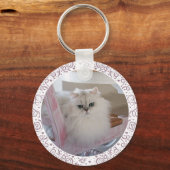 ピンクの椅子に座る白いペルシャ猫 キーホルダー (正面)