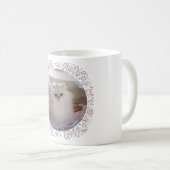 ピンクの椅子に座る白いペルシャ猫 コーヒーマグカップ (正面右)