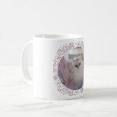 ピンクの椅子に座る白いペルシャ猫 コーヒーマグカップ (正面左)