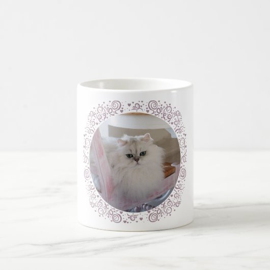 ピンクの椅子に座る白いペルシャ猫 コーヒーマグカップ (中央)