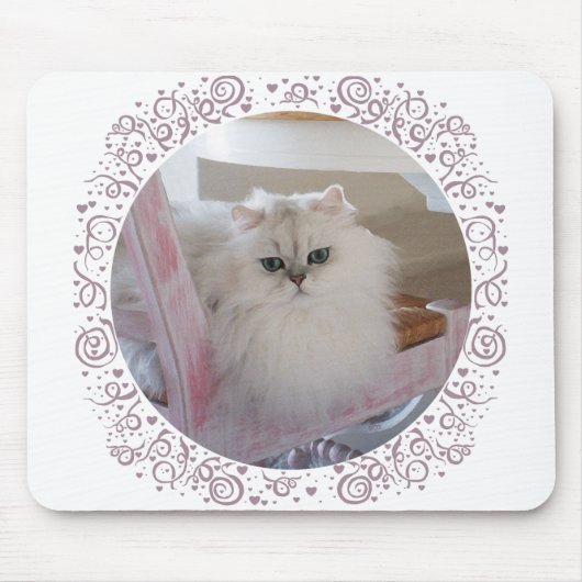 ピンクの椅子に座る白いペルシャ猫 マウスパッド (正面)