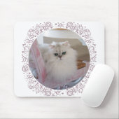 ピンクの椅子に白いペルシャ猫 マウスパッド (マウス)