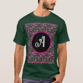 ピンクの植物柄のつる模様 | エレガントな花と葉 Tシャツ (正面)