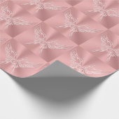 ピンクの様式化された蝶の丸い尾、エンボスの外観 ラッピングペーパー (角)