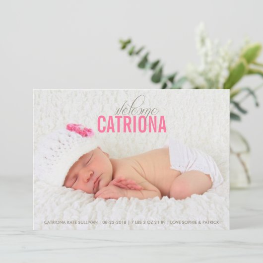 ピンクの歓迎されたベビーの写真のベビーの誕生の発表 案内状 (スタンド正面)