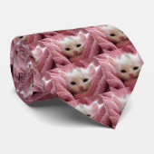 ピンクの毛布の中で笑われるかわいい白い子猫。 ネクタイ (ロール)