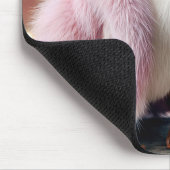 ピンクの毛皮のコートを着たホワイトアヒル マウスパッド (コーナー)