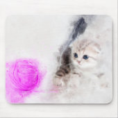 ピンクの毛糸の玉で遊ぶ子猫の水彩画 マウスパッド (正面)