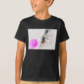 ピンクの毛糸の玉で遊ぶ子猫の水彩画 Tシャツ (正面)