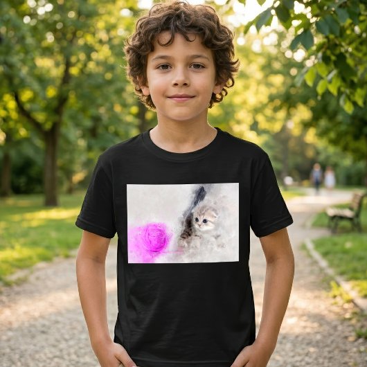 ピンクの毛糸の玉で遊ぶ子猫の水彩画 Tシャツ