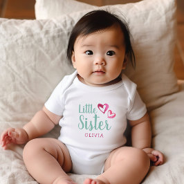 ピンクの水の色のハートリトルシスター名モノグラム ベビーボディスーツ