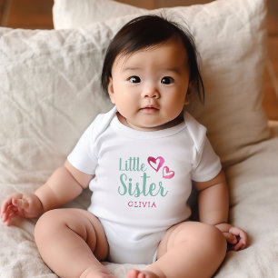 ピンクの水の色のハートリトルシスター名モノグラム ベビーボディスーツ