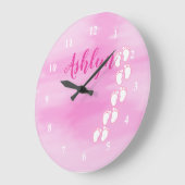 ピンクの水の色のフットプリント小さなベビー足名 ラージ壁時計 (傾斜)
