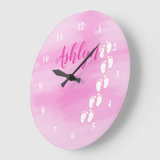 ピンクの水の色のフットプリント小さなベビー足名 ラージ壁時計 (傾斜)