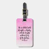 ピンクの水の色の箴言31クリスチャン女性の聖書 ラゲッジタグ (正面縦)