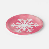 ピンクの水の色の背景に白いスノーフレーク ペーパープレート (アングル)