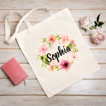 ピンクの水の色の花リース花嫁名 トートバッグ<br><div class="desc">トートバッグのデザインパーソナライズされたは、パステルピンクと赤面、桃の春ダリアとバラの花と緑の葉と組み合わせモダンて絵を描書、美しい水色のフローラデザインで囲まれた黒のスクリプトの名前のモノグラムを特徴と。結婚式素晴らしに贈り物を作る/花嫁さん!</div>