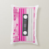 ピンクの水彩を添えたピンクカセットテープ アクセントクッション (裏面(縦))