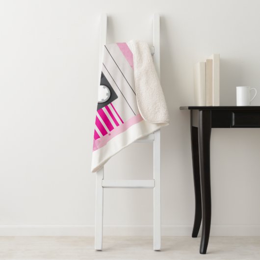 ピンクの水彩を添えたピンクカセットテープ シェルパブランケット (インサイチュ)