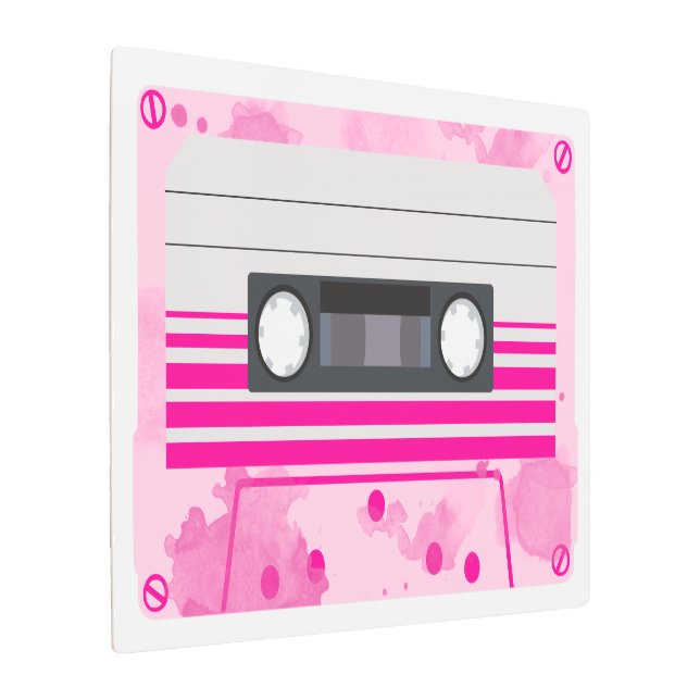 ピンクの水彩を添えたピンクカセットテープ メタルプリント (アングル)